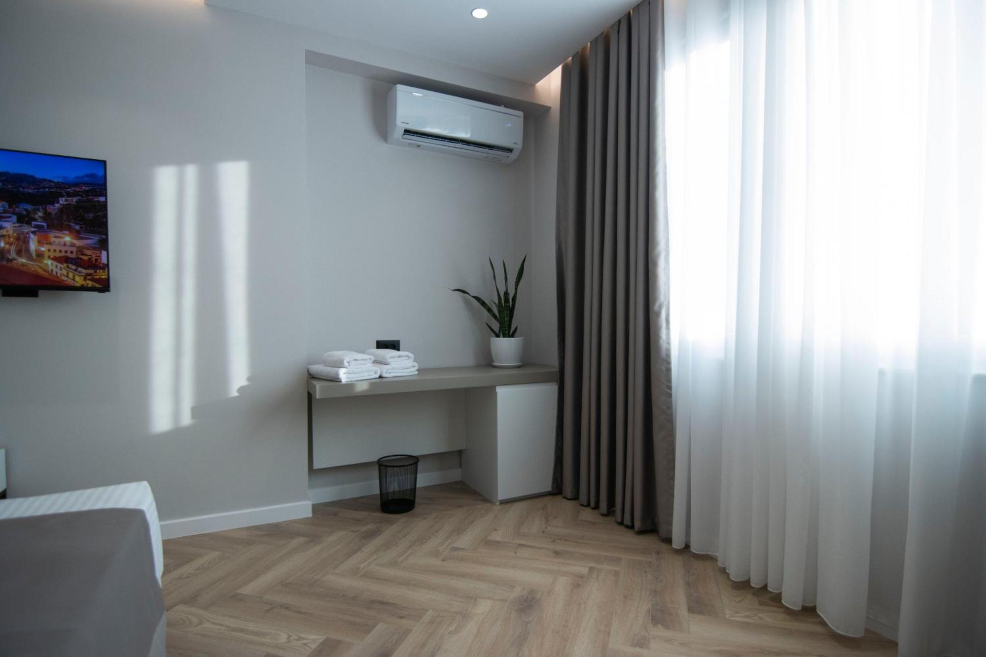 Mina Luxury * Tirana